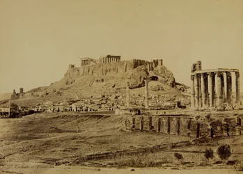De Tempel van Olympische Zeus en de Akropolis op de achtergrond